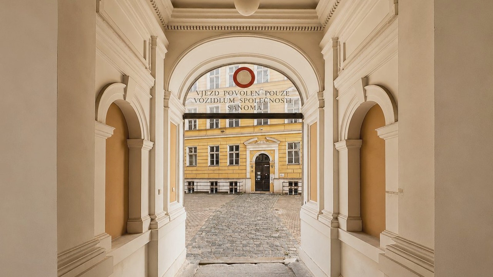 Historická budova a nádvoří office house RyeBase na Žitné 18 v centru Prahy